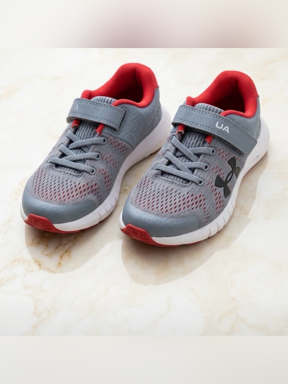Under Armour Kids Sneakers Size 1.5Y - Like New 